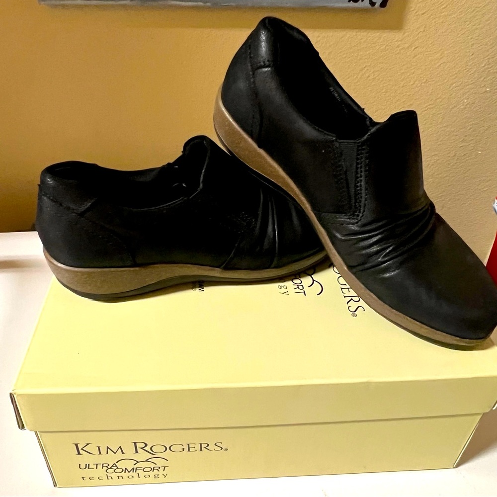 Womens Ultra Comfort Black/Brown Florah leather slip on loafers- Size 8 NWOT